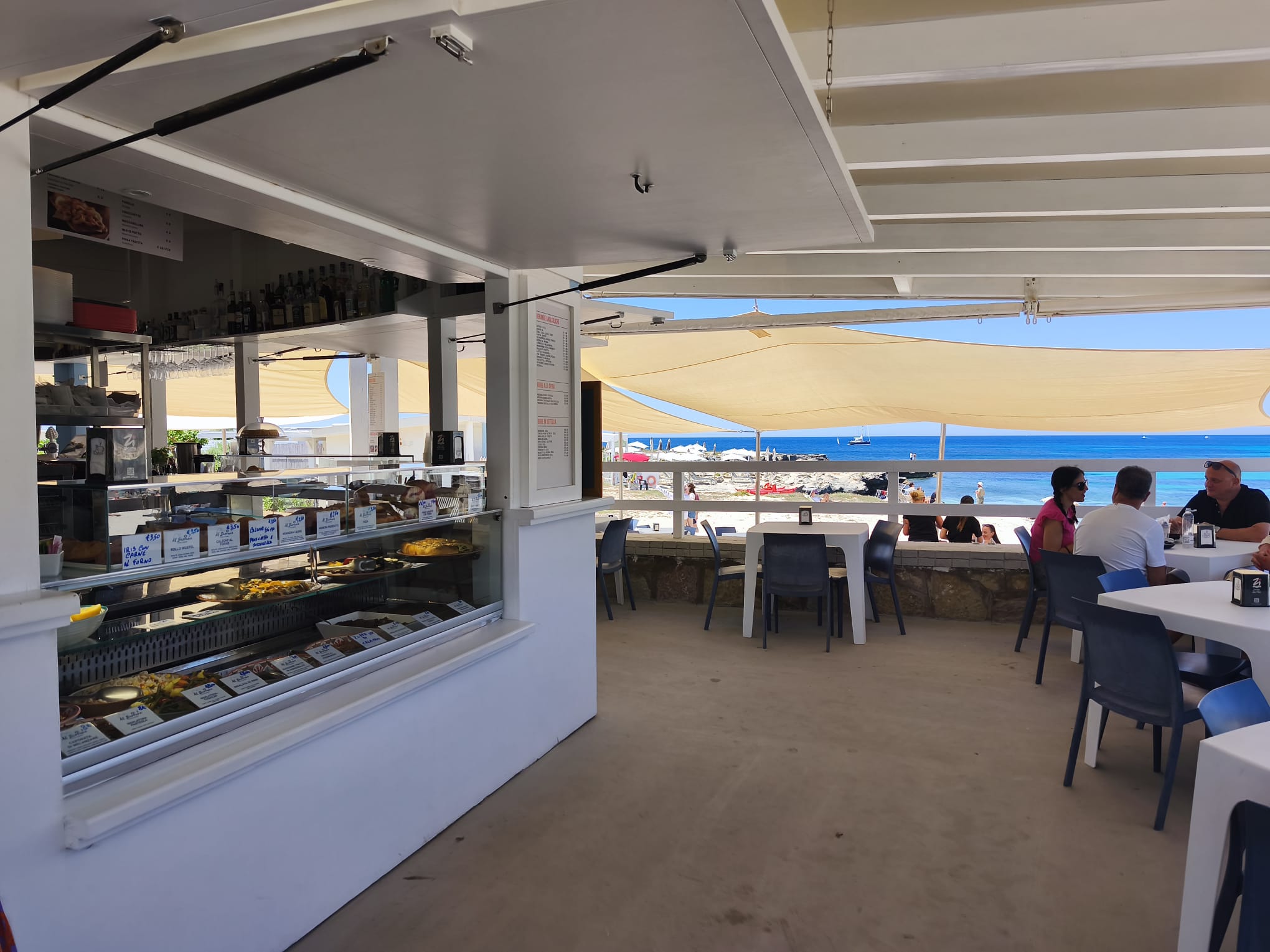 Al Burrone Food & Drink: il ristobar fronte mare di Lido Burrone a Favignana