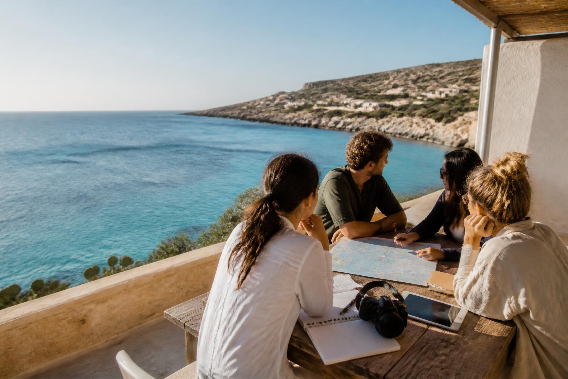 Veduta aerea della costa di Favignana, con mare turchese e paesaggio mediterraneo